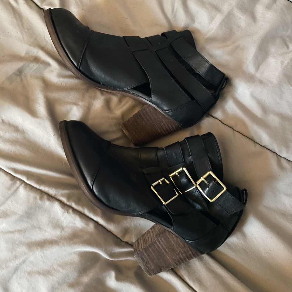 Black size 9 heel booties